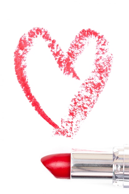 Trace rouge de rouge à lèvres formant un coeur
