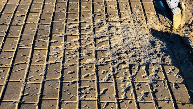 Photo traces sur le carrelage du trottoir de l'explosion d'un obus de mortier