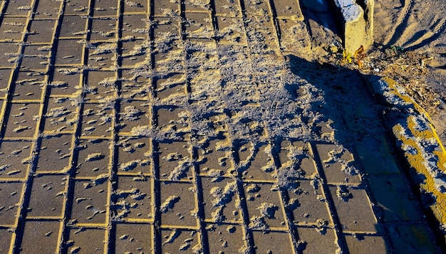 Photo traces sur le carrelage du trottoir de l'explosion d'un obus de mortier