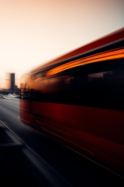 Photo des traces de lumière sur le bus contre le ciel