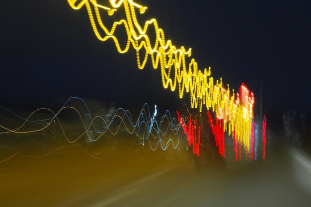 Photo des traces de lumière contre le ciel la nuit