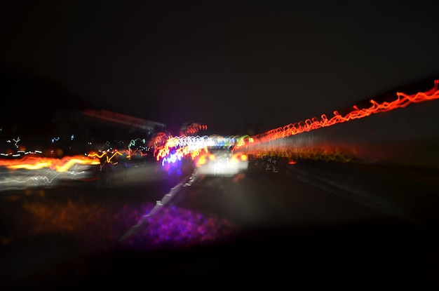 Photo des traces de lumière dans la rue contre le ciel