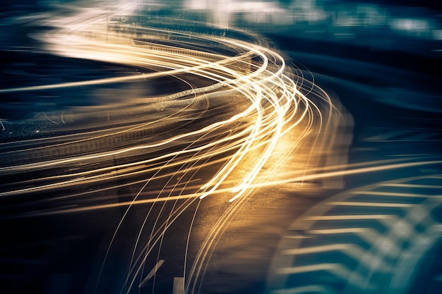 Photo des traces de lumière dans la rue la nuit.