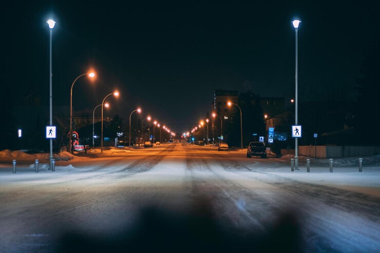 Photo des traces de lumière dans la rue de la ville la nuit.