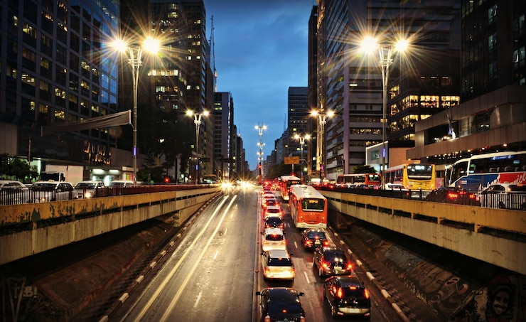 Photo des traces de lumière dans la rue de la ville la nuit.