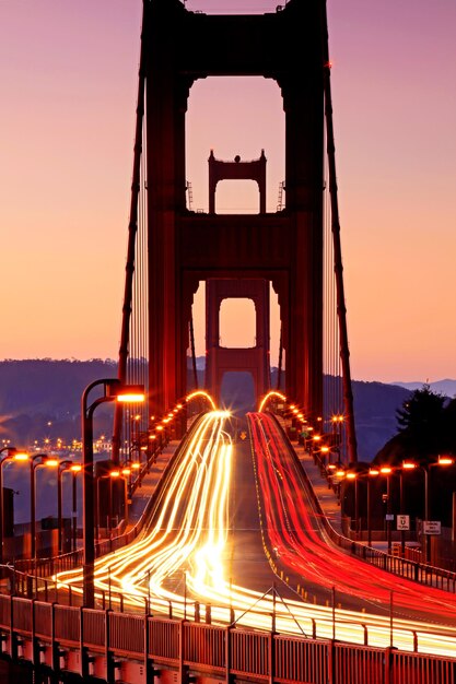 Photo des traces de lumière sur le pont de la porte d'or la nuit