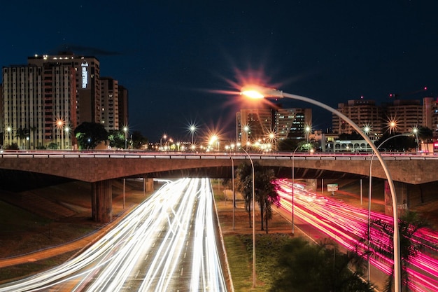 Des traces de lumière sur le pont de la ville la nuit