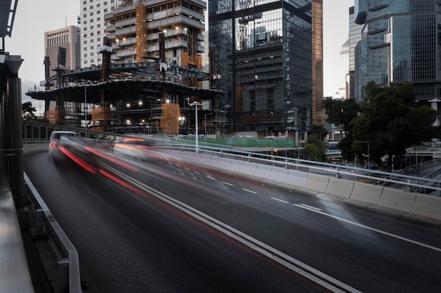 Des traces de lumière sur la route au milieu des bâtiments de la ville