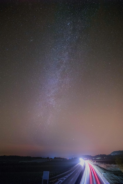 Des traces de lumière sur la route contre le ciel la nuit