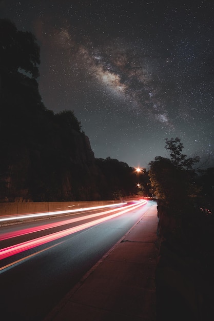 Photo des traces de lumière sur la route contre le ciel la nuit