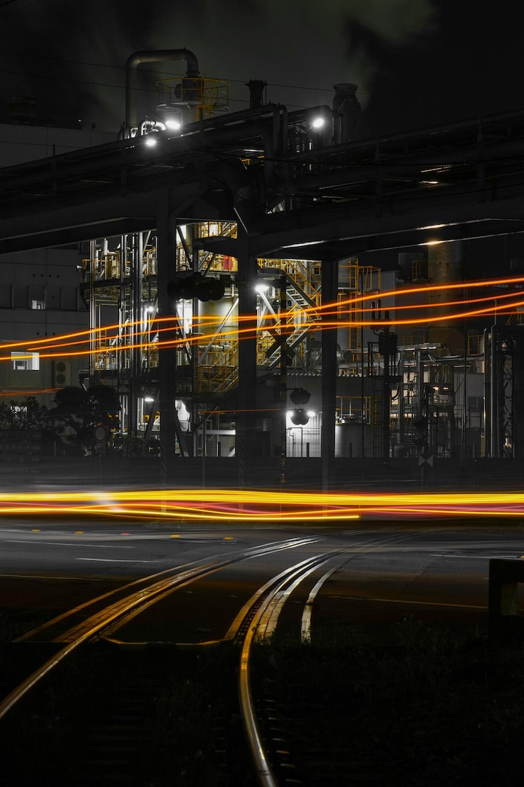 Photo des traces de lumière sur la route la nuit.