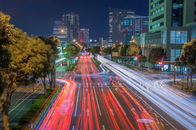 Des traces de lumière sur la route de la ville la nuit