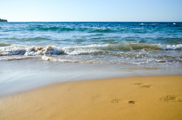 Traces de pas dans le sable. Plage de Malia (Grèce, Crète)