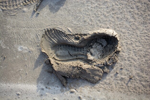 Des traces de pas sur un fond en béton