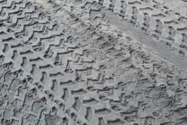 Photo des traces de pneus dans le sable.