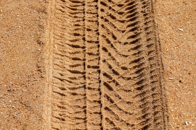 Traces de pneus sur une plage de sable