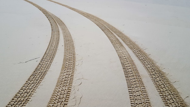 Traces de pneus sur le sable