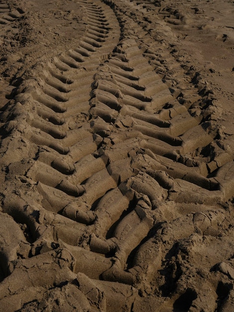 Traces de pneus de voiture dans le sable