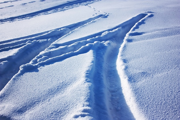 Traces de pneus de voiture sur la neige