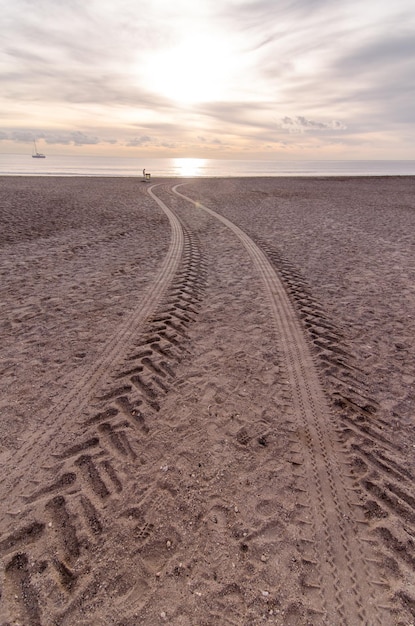 Traces de roues dans le sable