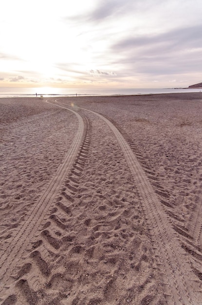 Traces de roues dans le sable