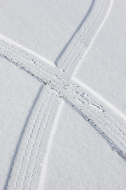 traces de roues sur la neige