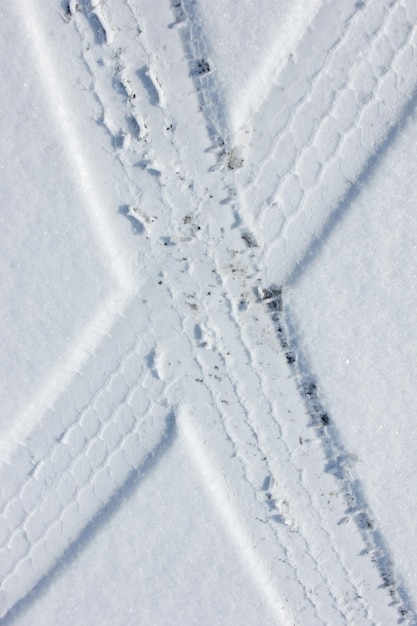 traces de roues sur la neige