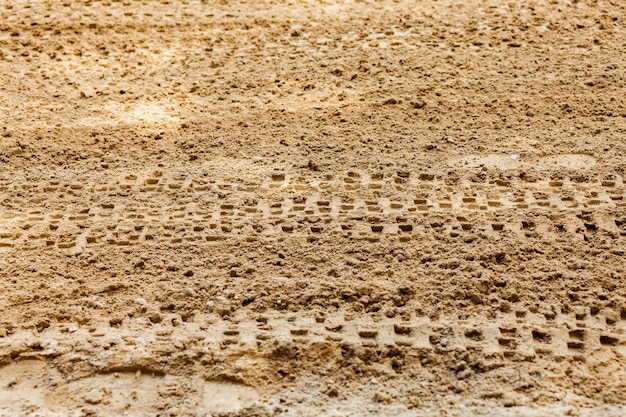 Les traces de roues s&#39;impriment sur la route de terre battue