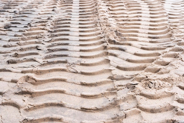 Traces de roues de tracteur sur le sable Marques de bande de roulement de pneus de tracteur sur la surface du sable