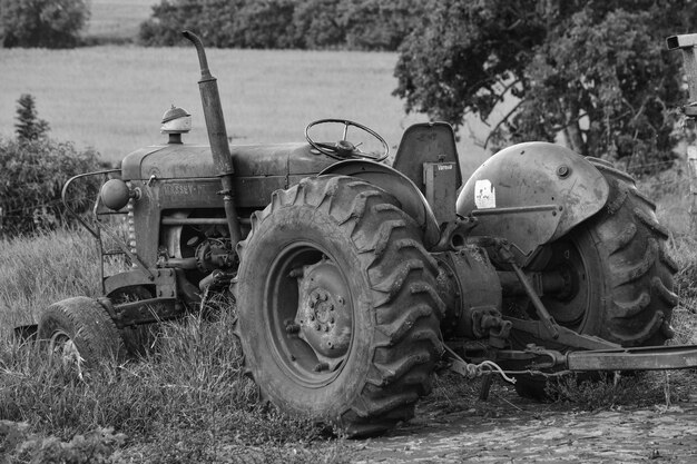 Photo tracteur abandonné sur le champ