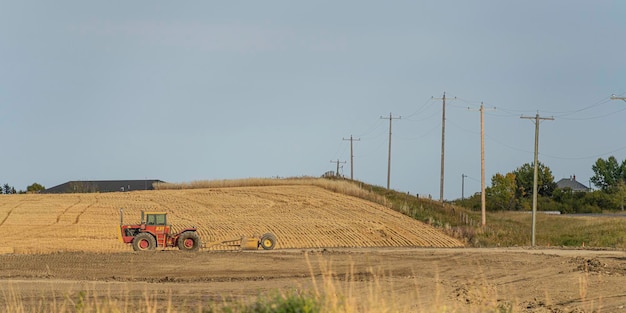 Tracteur agricole dans un champ agricole pendant la récolte