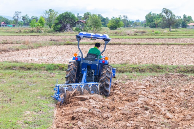 Tracteur agricole dans une rizière