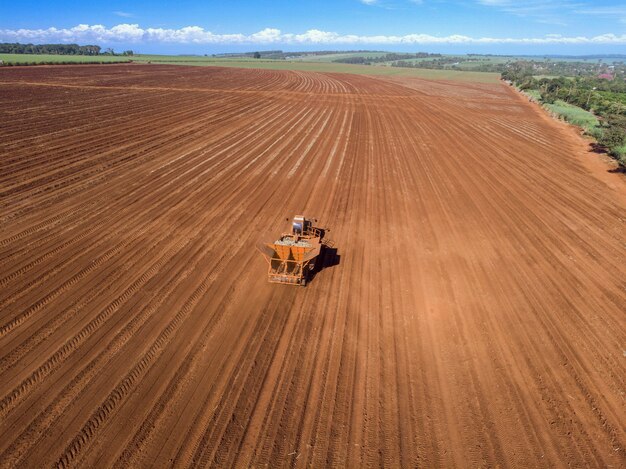 Tracteur automatisé plantant de la canne à sucre au Brésil - Pederneiras-Sao Paulo-Brasil - 20/03/2021.