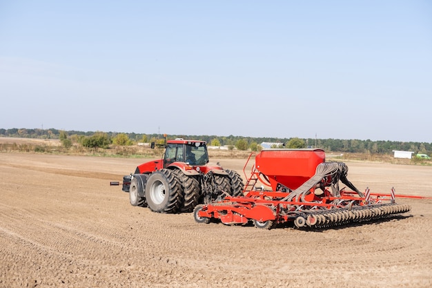 Tracteur sur un champ d'agriculteur