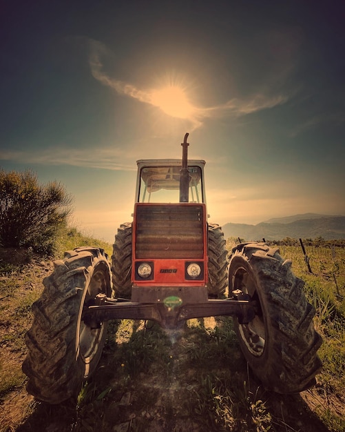 Photo tracteur sur le champ contre le ciel