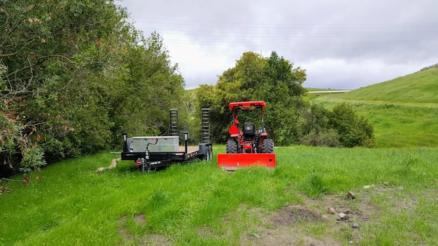 Tracteur sur le champ contre le ciel