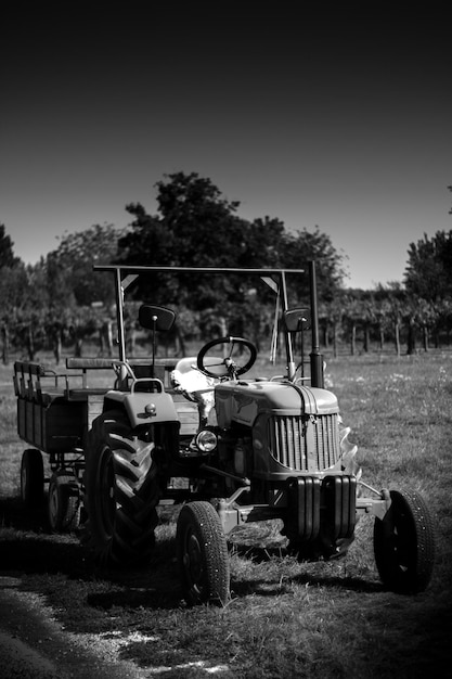 Photo tracteur sur un champ herbeux contre un ciel dégagé