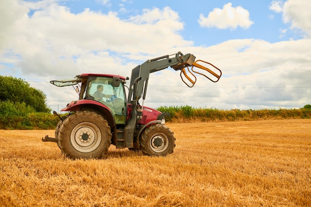 Tracteur sur le champ