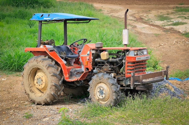 Tracteur sur le champ