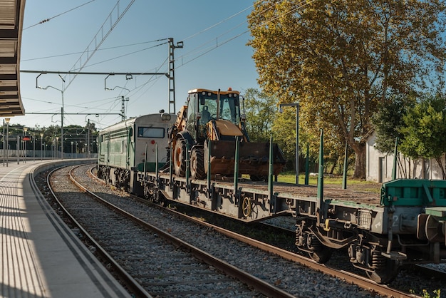 Tracteur chargé sur un train à la gare