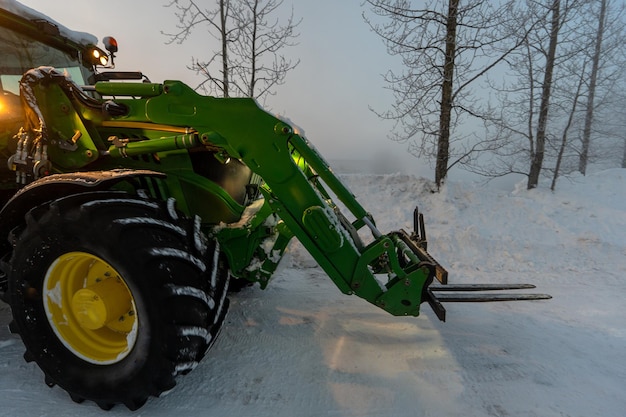 Un tracteur avec un chasse-neige dessus