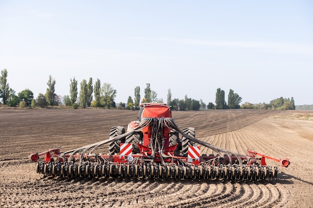 Tracteur cultivant le sol et préparant un champ pour la plantation