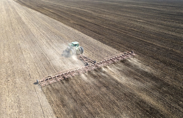 Le tracteur cultive la vue du sol depuis le drone