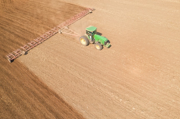 Le tracteur cultive la vue du sol depuis le drone