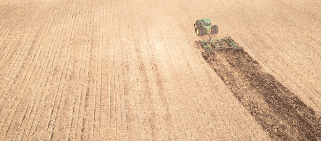 Le tracteur cultive la vue du sol depuis le drone