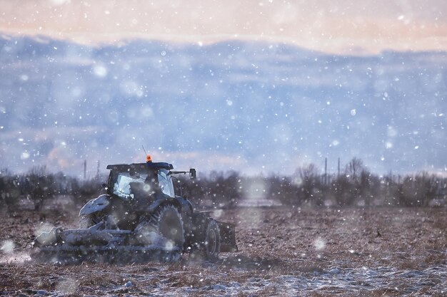 tracteur dans le champ terres arables hiver agro-industrie paysage travail saisonnier dans un champ neigeux