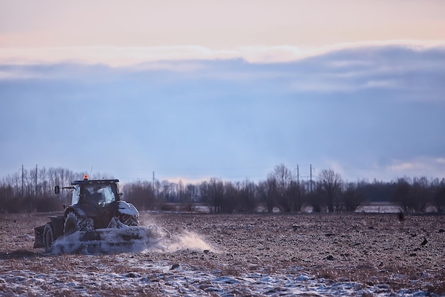 tracteur dans le champ terres arables hiver agro-industrie paysage travail saisonnier dans un champ neigeux