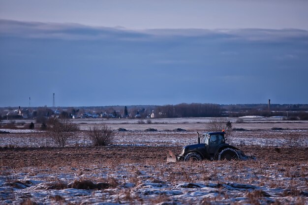 tracteur dans le champ terres arables hiver agro-industrie paysage travail saisonnier dans un champ neigeux