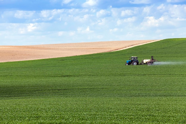 Tracteur dans le domaine