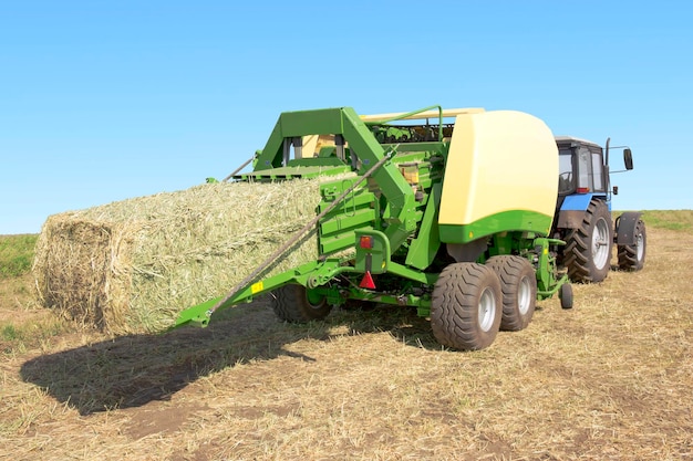 Tracteur dans une scène agricole de champ en été